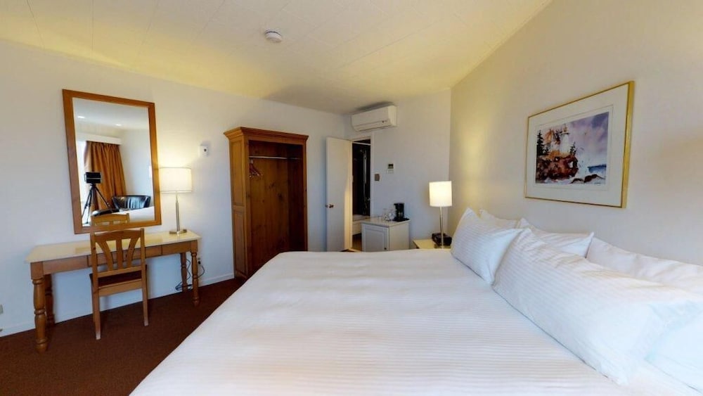Classic Room, 1 King Bed, View (Percé Rock) photo 3