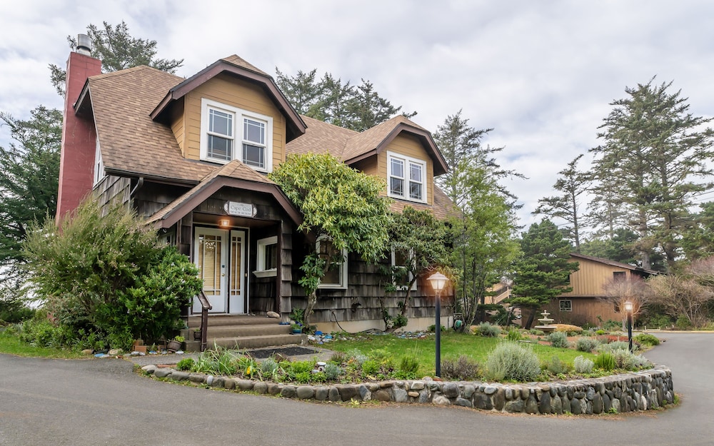 House, Multiple Beds, Fireplace