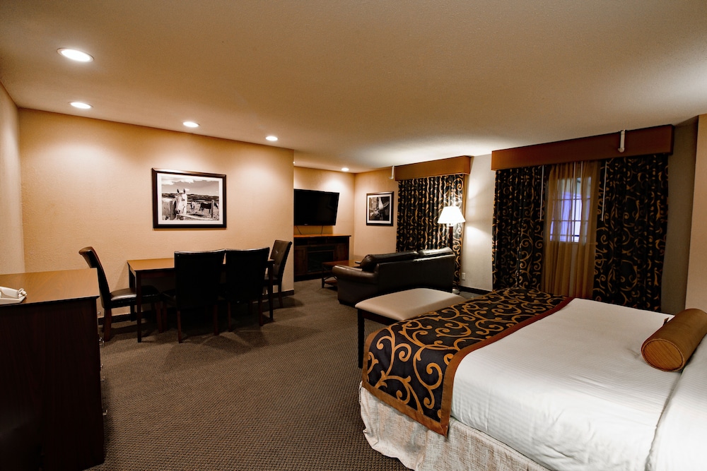 Suite, 1 King Bed, Non Smoking (Oversized Room) photo 2