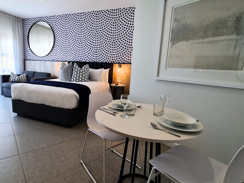 Deluxe Studio Suite, 1 Queen Bed with Sofa bed, Non Smoking, City View