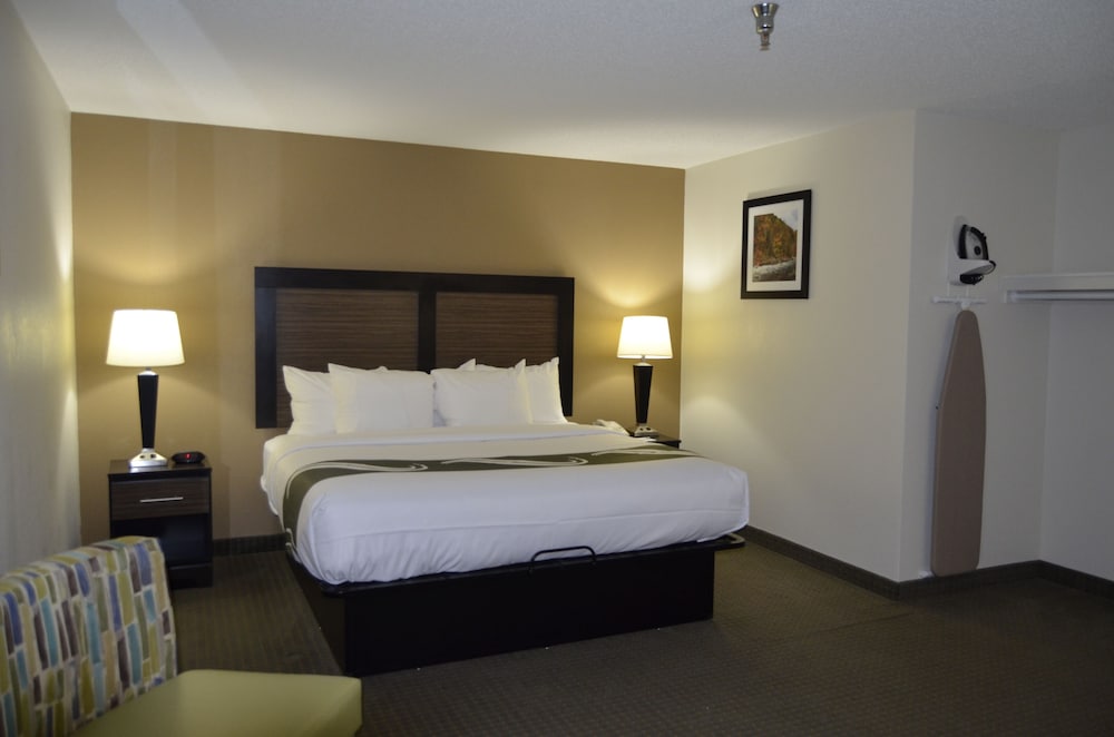 Standard Room, 1 King Bed, Non Smoking - Photo 3