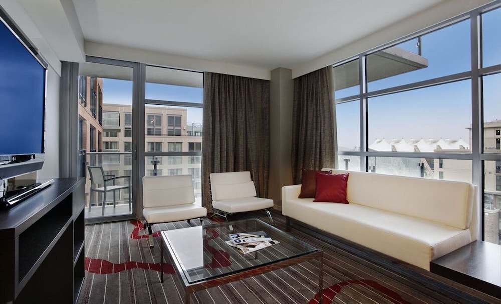 Suite, 1 King Bed, Balcony (Woodstock) - Photo 4