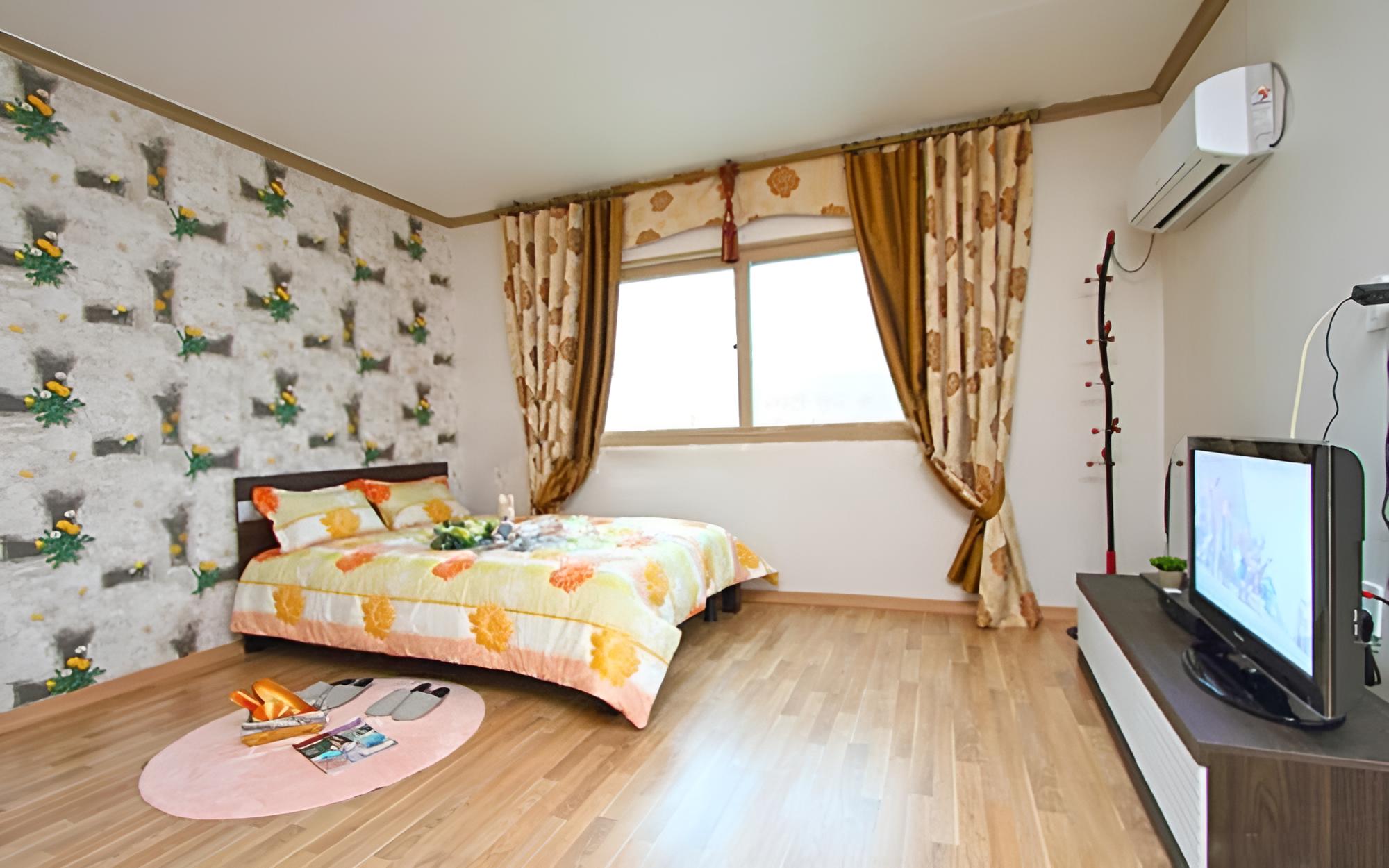 Room (Room 202) - Photo 5
