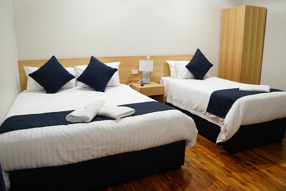 Deluxe Queen Single with Ensuite Bathroom photo 2