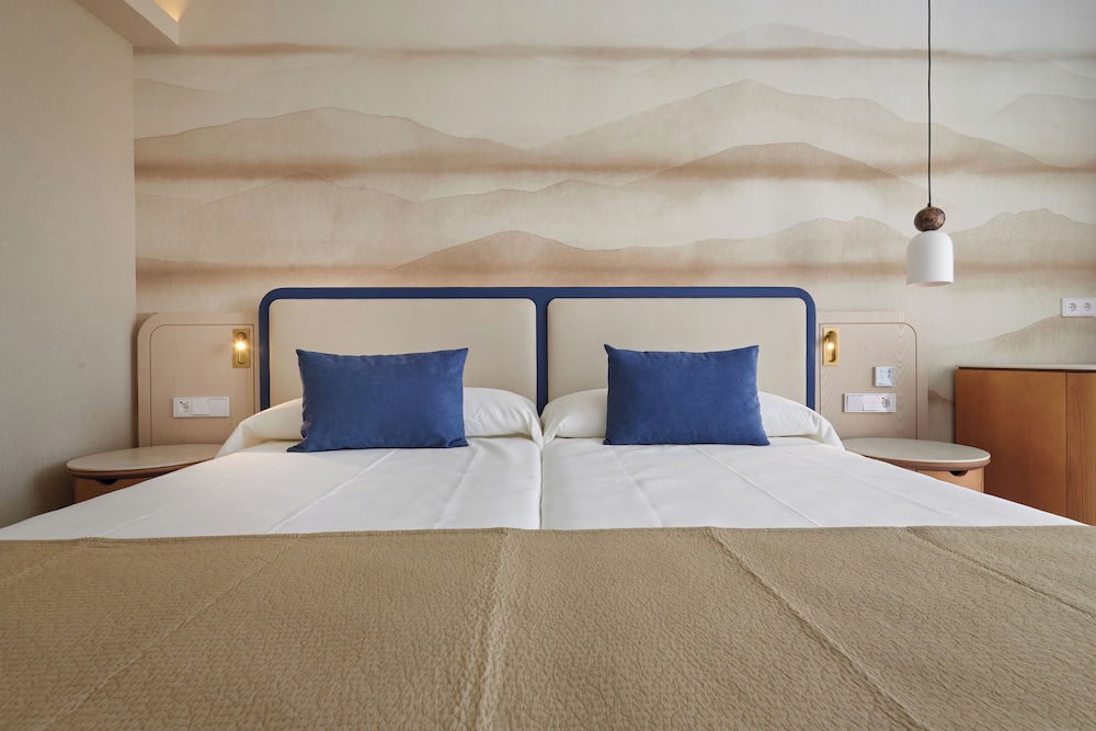 Double Room, Balcony, Partial Sea View (Select) - Photo 1