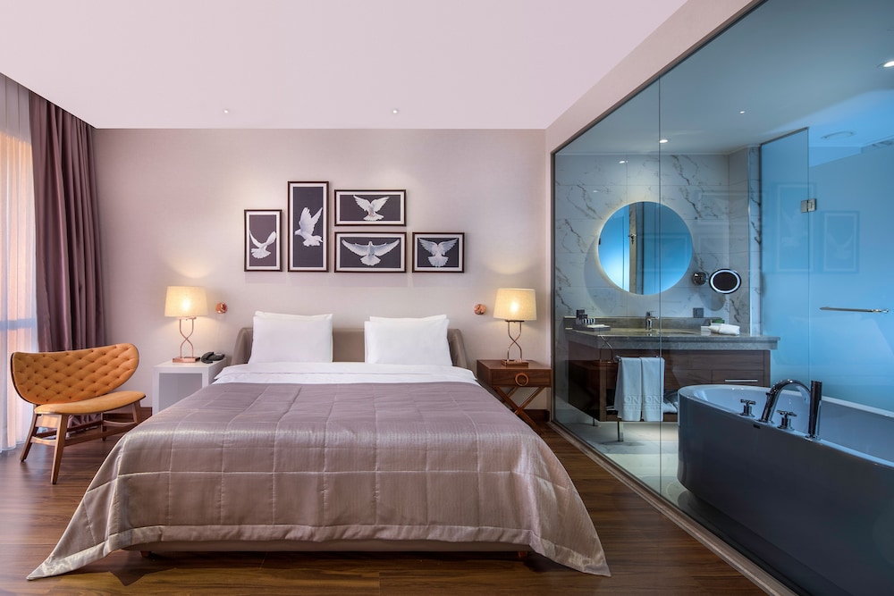 Executive Room, 1 King Bed (Bath) photo 1