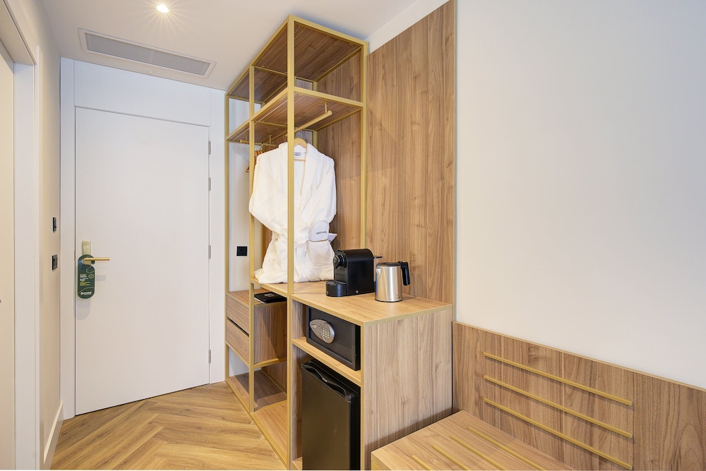 Superior Triple Room (View) - Photo 3