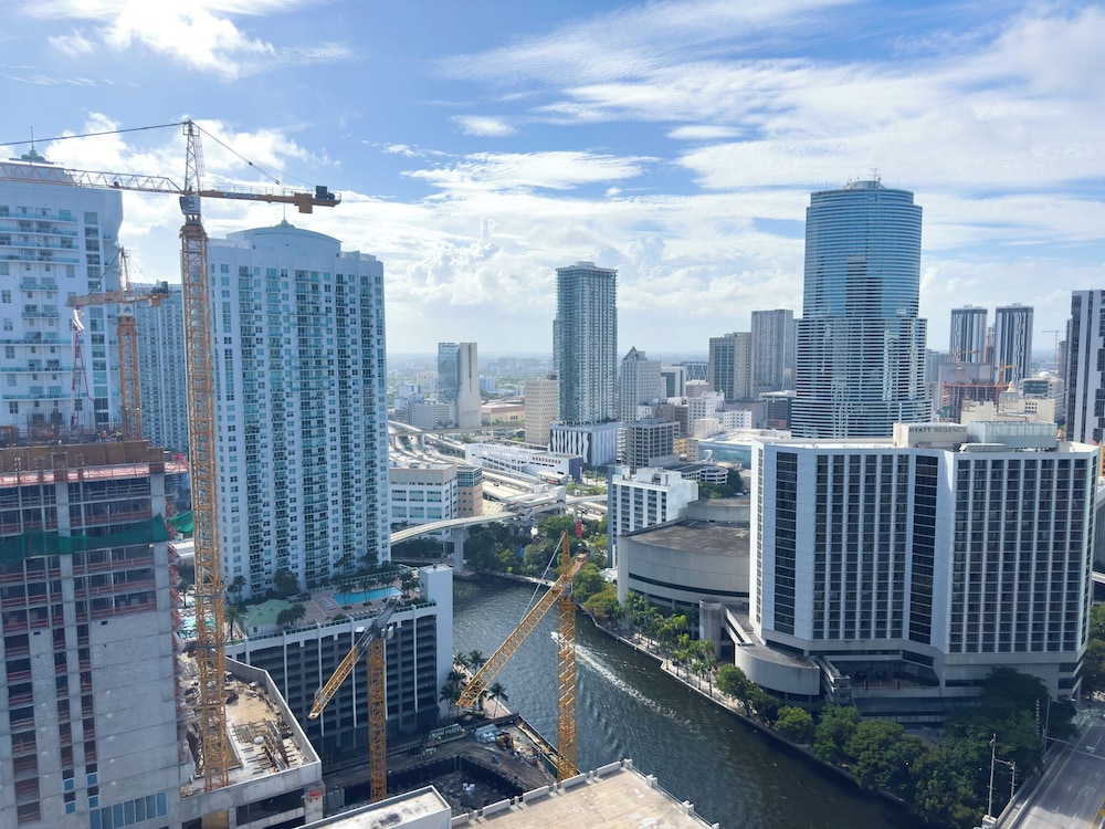 Boutique Apart, 1 King & Sofa Bed, Sauna, River/City Views, Balcony3307