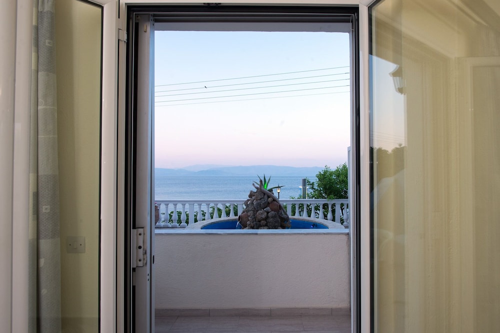 Standard Double or Twin Room, Ground floor With Sea View photo 2