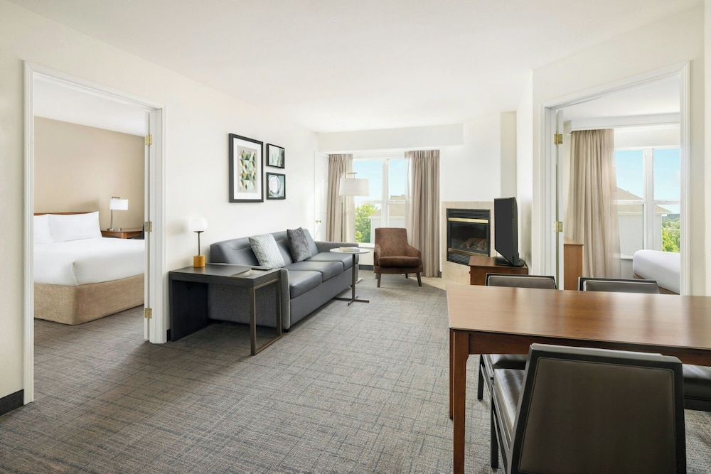 Suite, 2 Bedrooms (Mobility/Hearing Access, Roll-in Shwr) photo 1