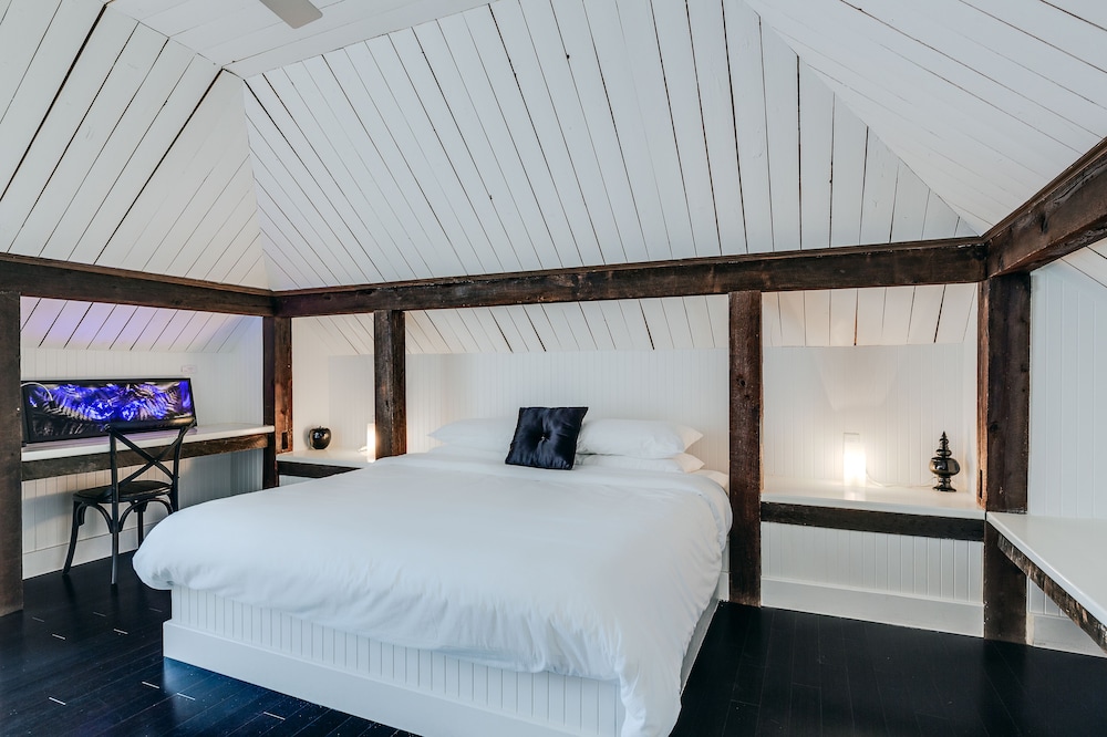 Romantic Suite, 1 King Bed, Mountain View (8) photo 3