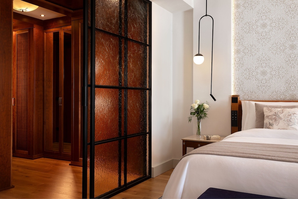 Junior Suite Main Building, 1 King Bed, Seafront