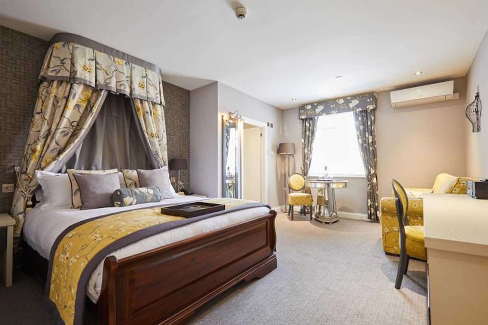 Junior Suite, 1 Double Bed, Non Smoking (with Sofabed) photo 2