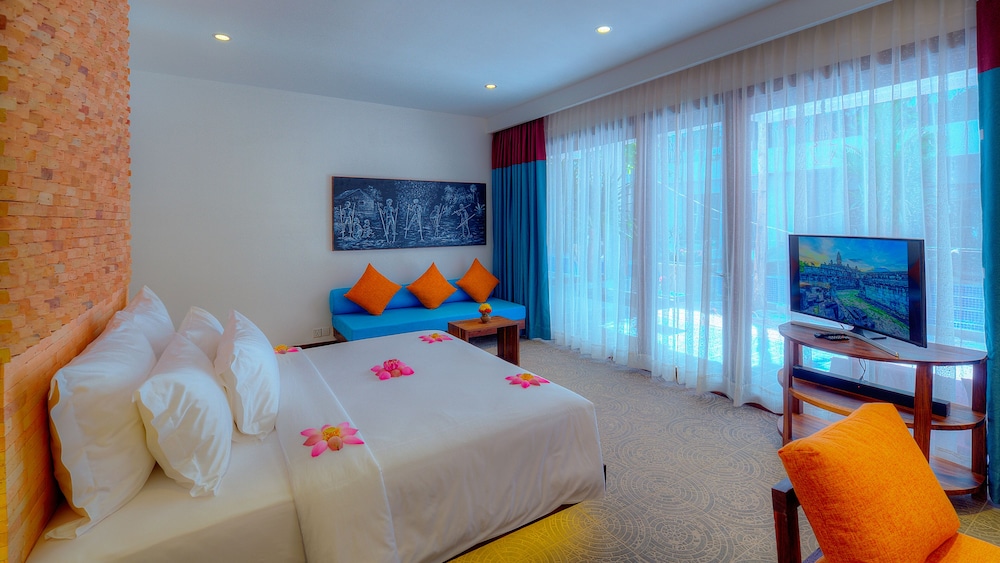 Premier Double Room, 1 King Bed, Pool Access photo 2