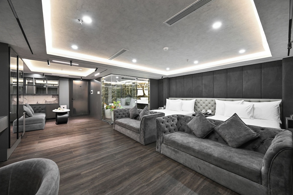 Family Room, Bathtub