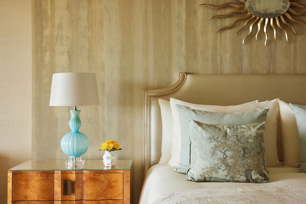 Royal Suite - 2 Single Beds & 1 Single Sofa Bed OR 1 King Bed & 1 Single Sofa Bed photo 2
