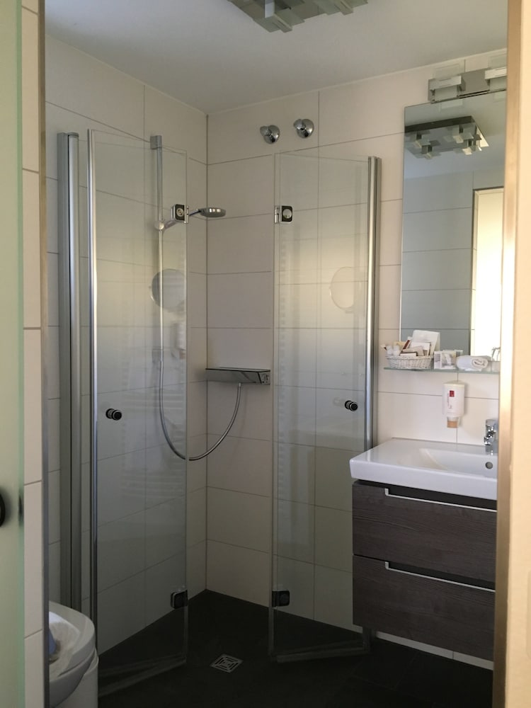 Standard Double Room, Balcony, Partial Lake View photo 3