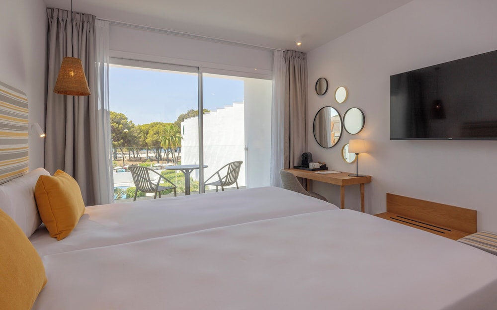 Double Room, Balcony (Partial Beach View) thumbnail 5