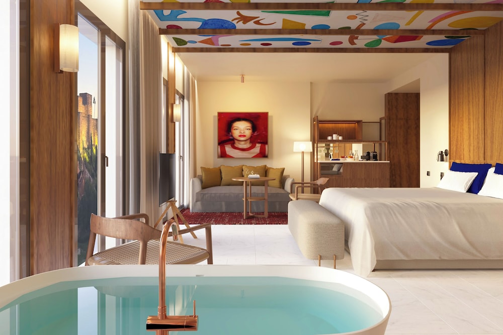 Suite (Exclusive ME+ | Alcazaba View)