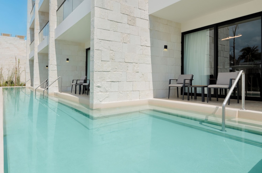Seductive Pool View Swim-up Suite photo 3