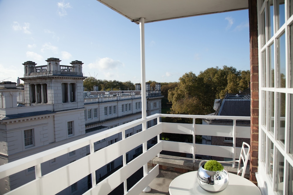 Signature Suite, 1 King Bed with Sofa bed, Balcony, City View photo 2