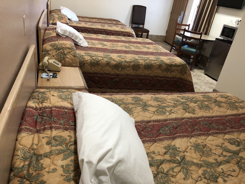 Triple Room, Refrigerator & Microwave (3 Queen Beds) photo 3