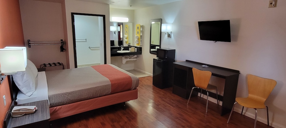 Standard Room, 1 Queen Bed, Accessible, Non Smoking - Photo 5