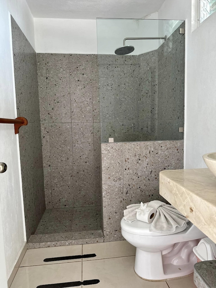 Junior Suite with Balcony - Photo 16