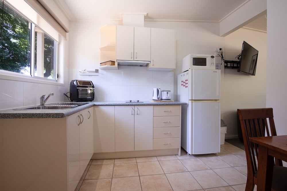 Deluxe Room, 1 Queen Bed, Kitchenette, Garden View photo 3