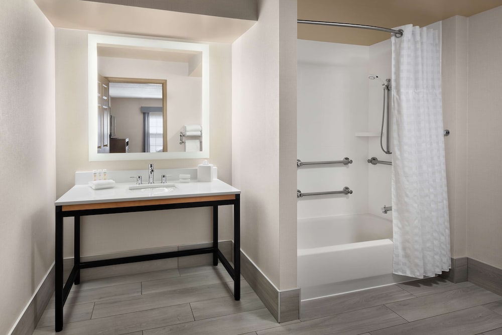 Two Bedroom Suite, 1 King 2 Double Beds, Accessible Bathtub - Photo 6
