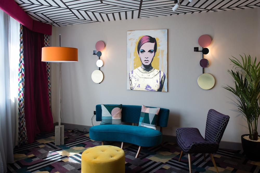 Signature Suite - Photo 9
