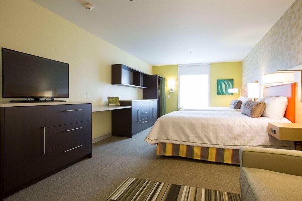 Suite, 1 King Bed, Accessible (Roll-in Shower) photo 2