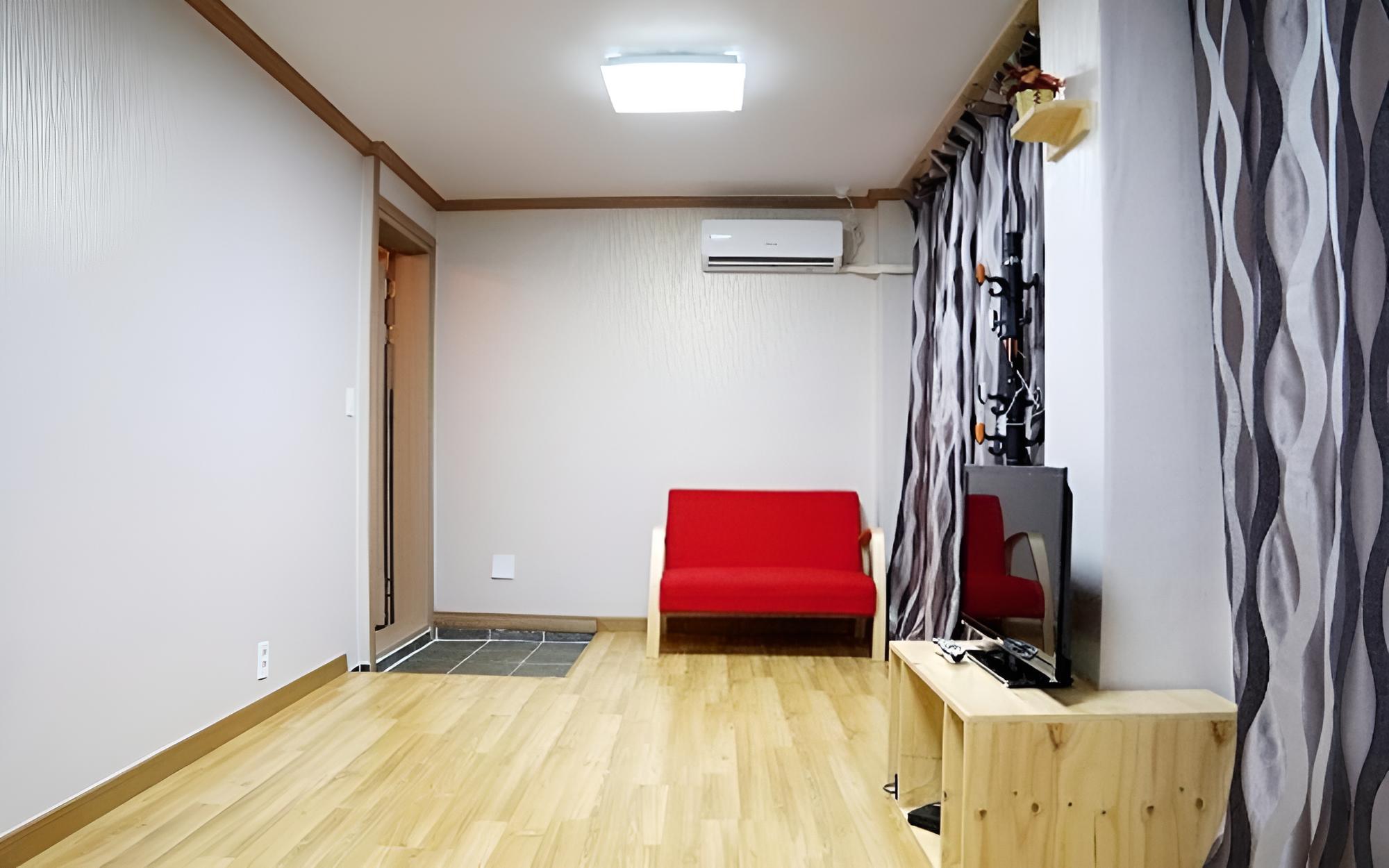 Room (Nuri (1F))