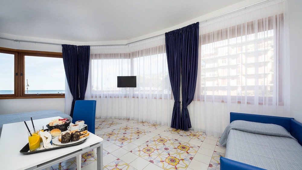 Comfort Room, City View - Photo 4