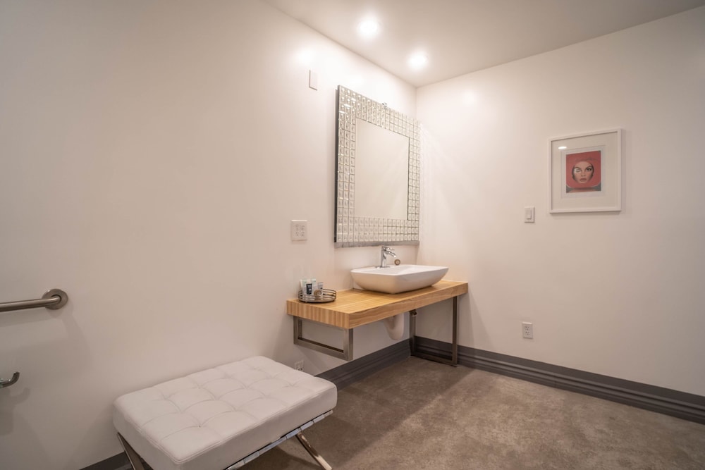 Comfort Room, 1 King Bed, Accessible - Photo 7