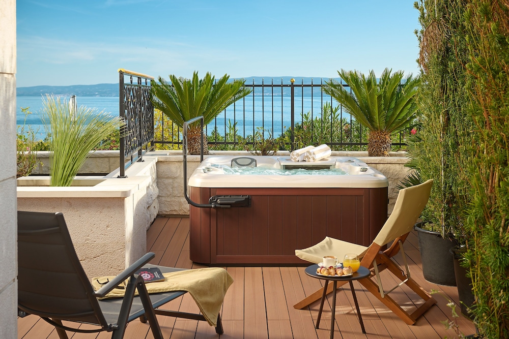 Garden Deluxe suite (Sea front, Balcony, Jacuzzi) - Photo 3