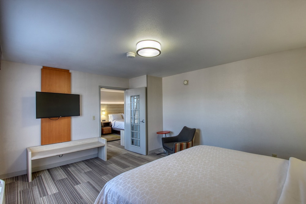 Suite, 1 Bedroom - Photo 11