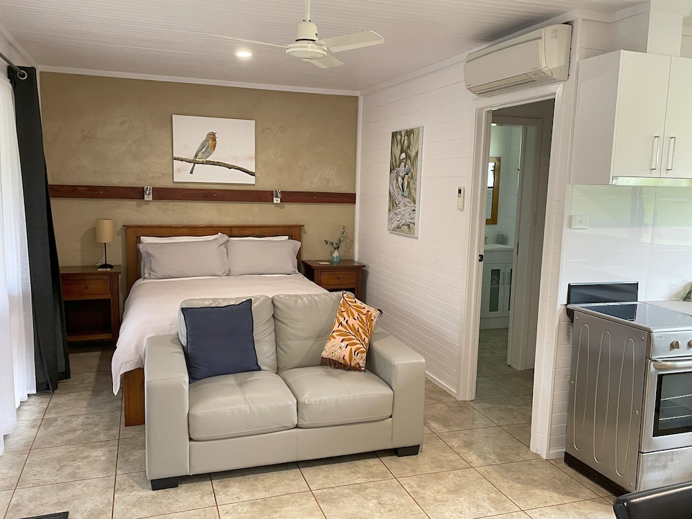 Deluxe Studio Suite, Multiple Beds, Kitchen, Garden View