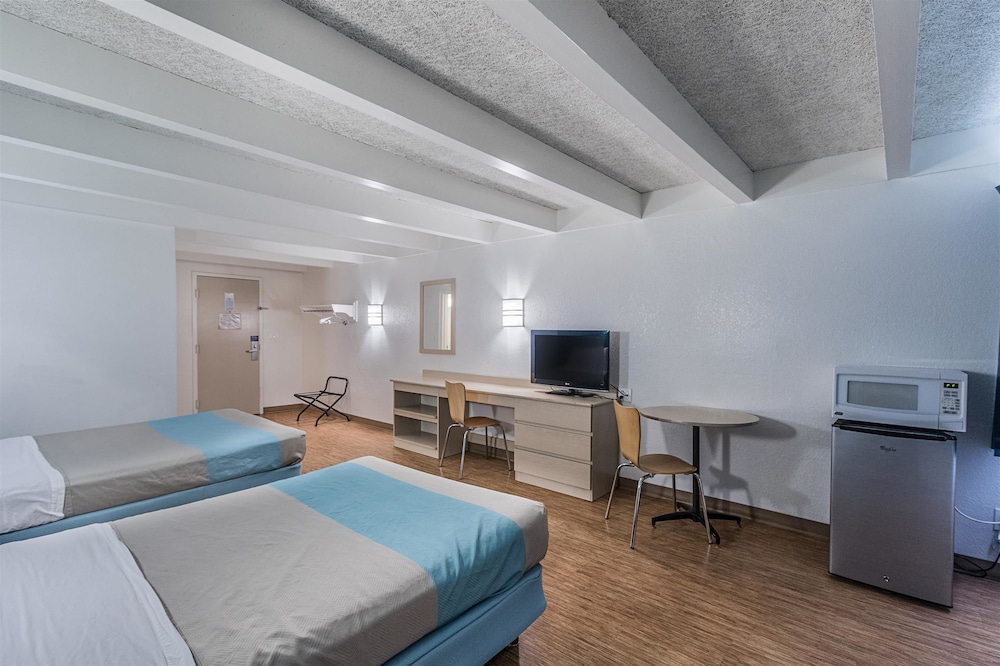 Standard Room, 2 Double Beds, Accessible, Non Smoking photo 1