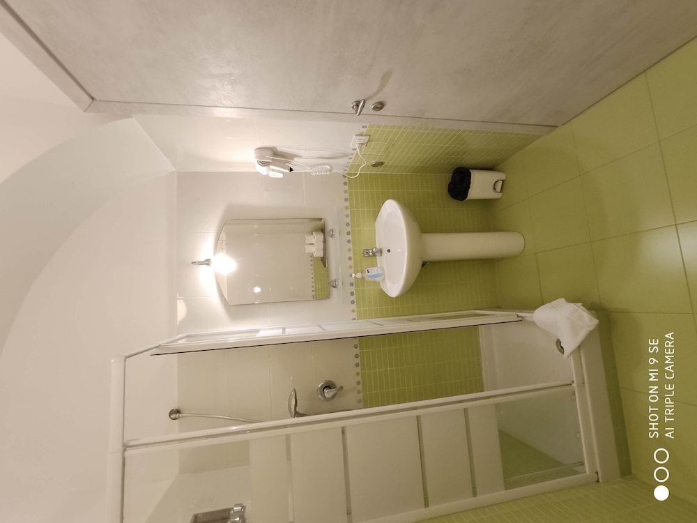 Family Room (external bathroom) photo 2