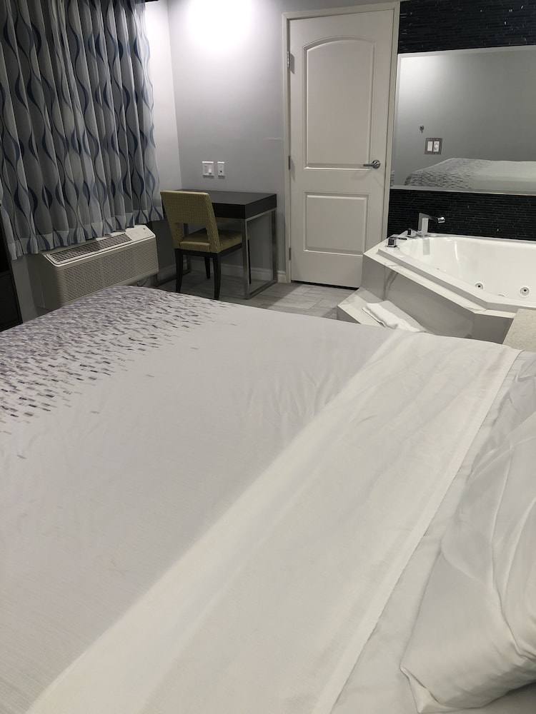 Studio Suite, 1 King Bed, Non Smoking photo 3