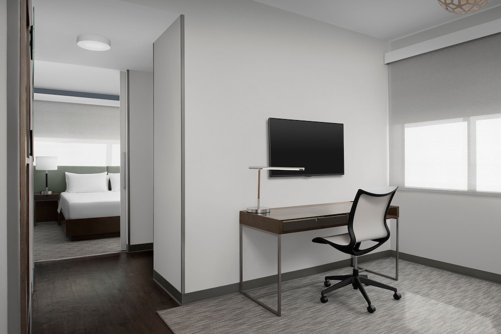 Executive Suite, 1 King Bed with Sofa bed, Mountain View photo 3