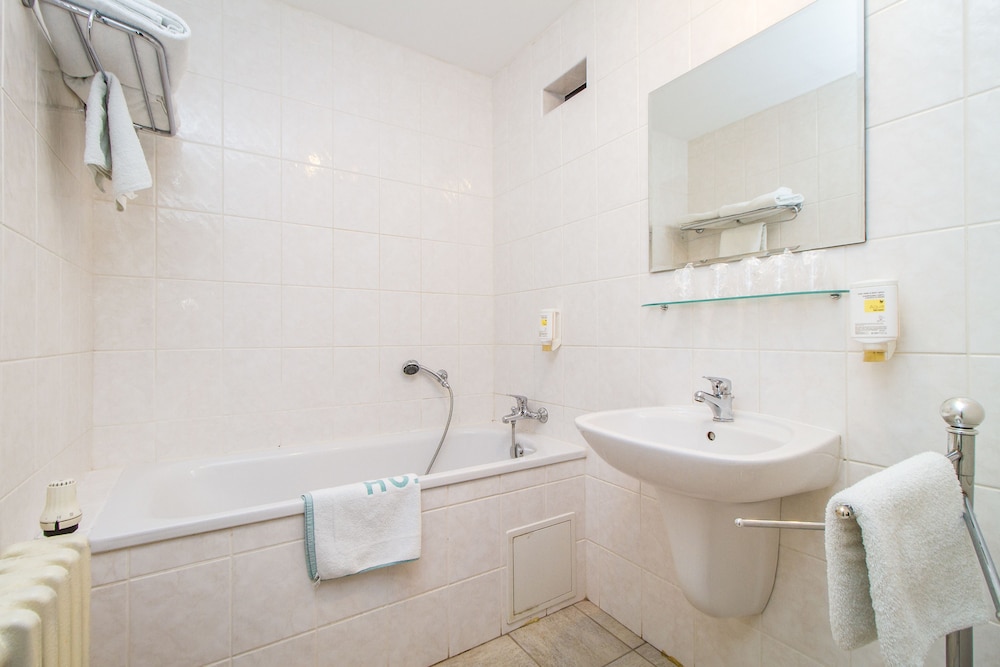 Standard Double or Twin Room - Photo 5