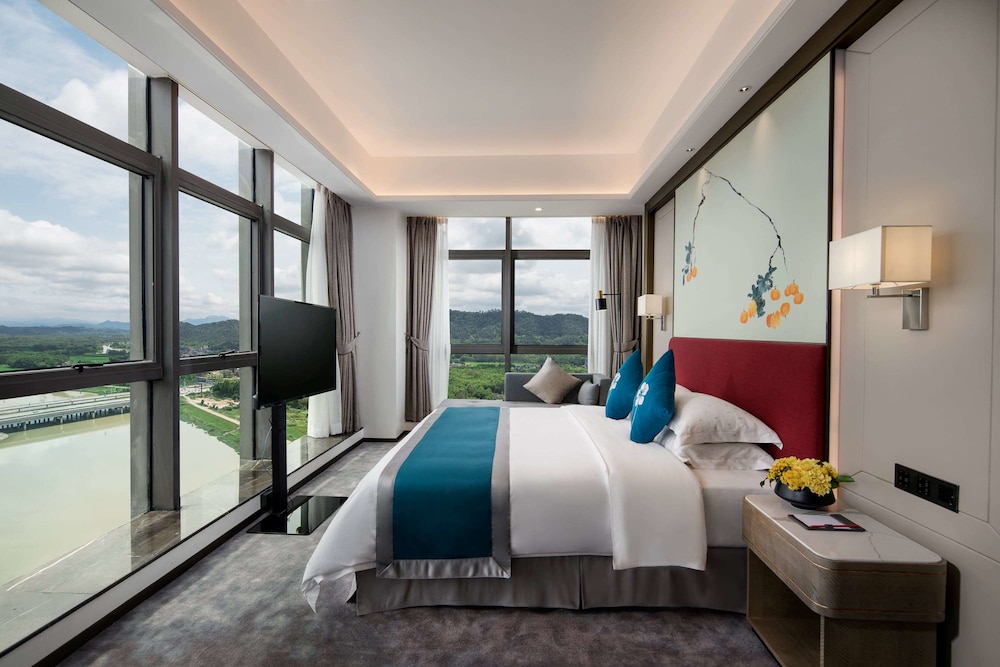 Deluxe Suite, 1 King Bed, Smoking photo 1