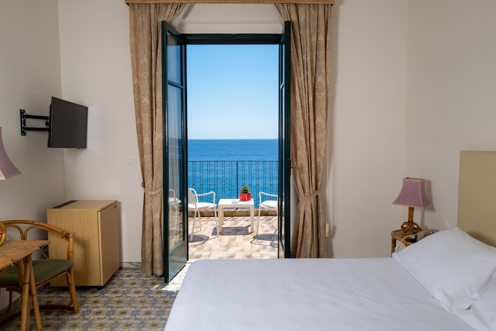 Superior Double or Twin Room, Terrace, Sea View - Photo 6