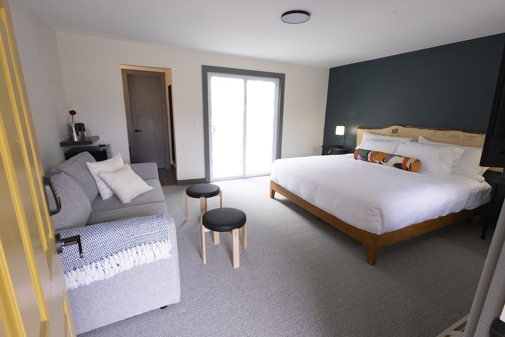 Deluxe Room, 1 King Bed with Sofa bed, Mountain View photo 1