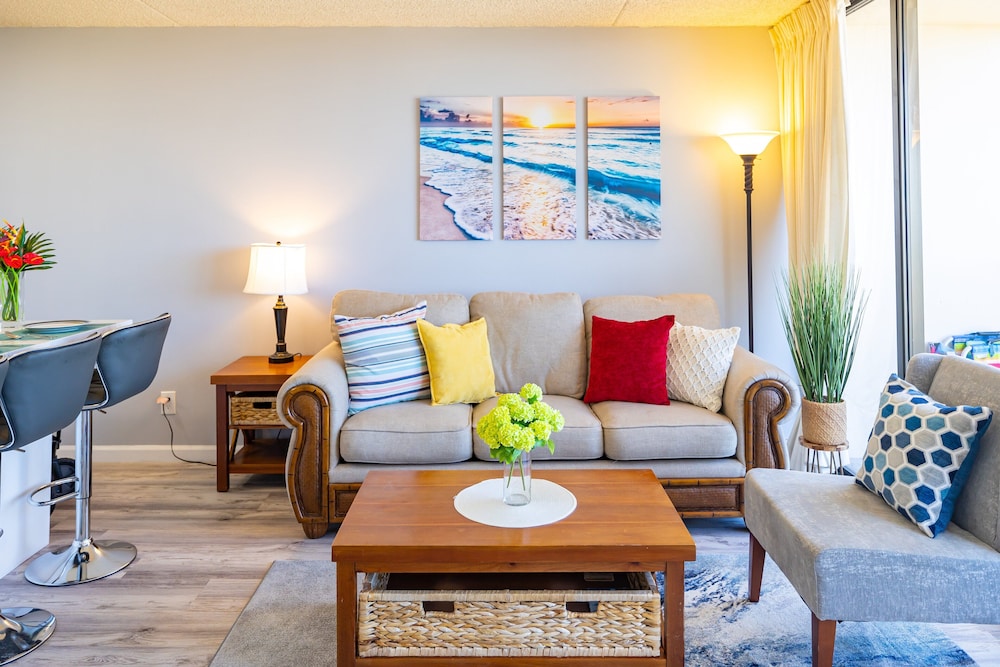 Diamond Head and Ocean views with King Bed and Parking: Condo, 1 Bedroom, Balcony, Ocean View (0023) photo