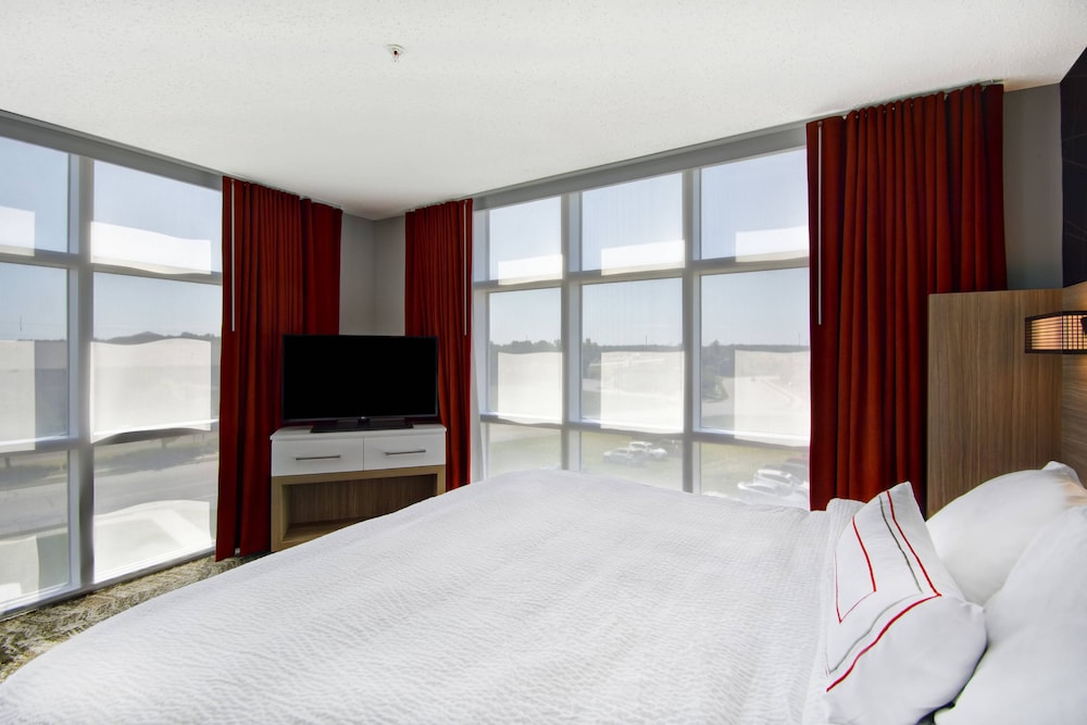 Suite, 1 King Bed with Sofa bed (Mobility Accessible, Roll-In Shower) - Photo 2