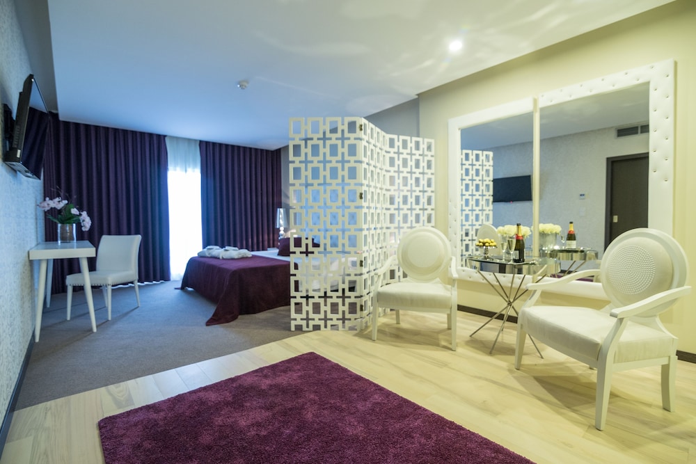 Deluxe Suite, Bathtub - Photo 1