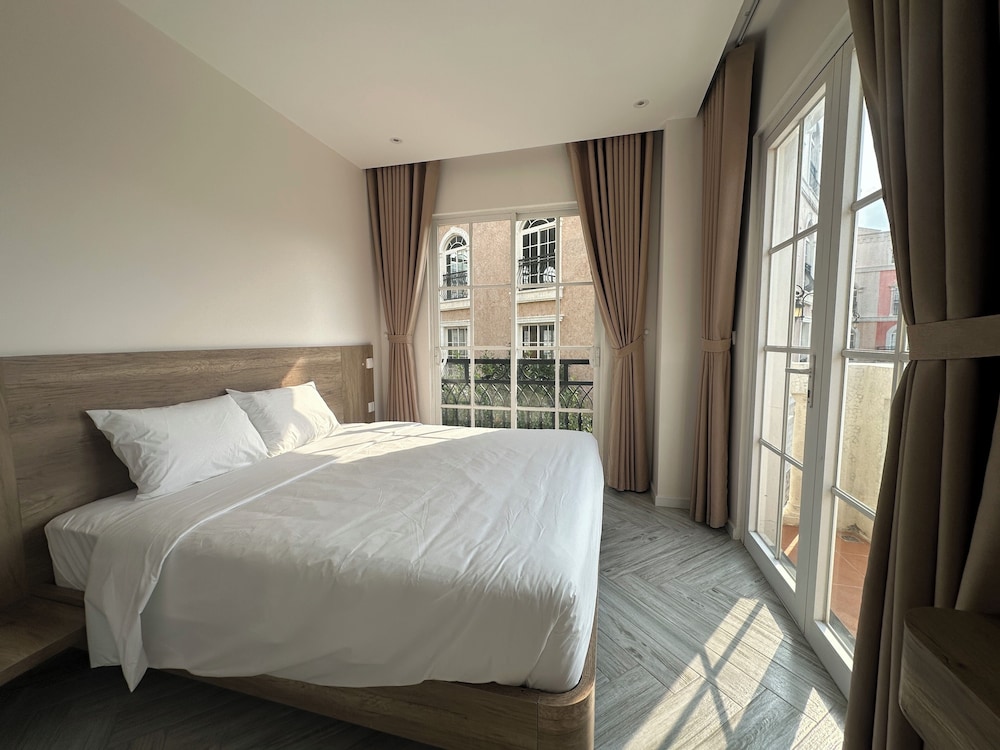 Standard Suite, Courtyard View